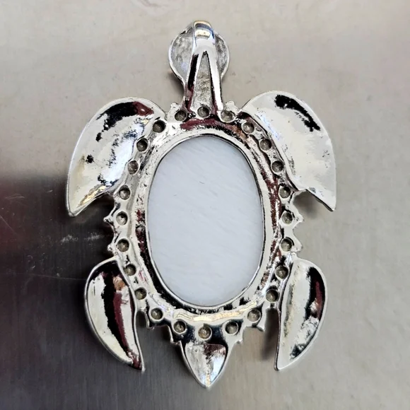 TRÏBE Abalone Shell Turtle Pendant - Picture 2 of 3